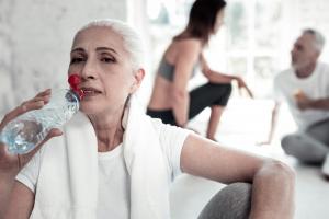 L'étude associe  la ménopause prématurée à une augmentation des douleurs musculosquelettiques et des TMS, ainsi qu’au risque de sarcopénie (Visuel Adobe Stock 191330517)