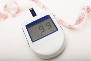Les thiazolidinediones (TZDs) ou glitazones, constituent une classe d'antidiabétiques oraux efficaces à rétablir la sensibilité à l'insuline et à réduire la glycémie mais, chez de nombreux patients, ces médicaments entraînent un effet secondaire « gênant », la prise de poids (Visuel Adobe Stock 194995683)