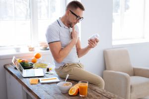 Les tocotriénols, qui appartiennent à la famille des vitamines E, peuvent constituer les bases d’un supplément efficace pour lutter contre l'obésité et ses comorbidités (Visuel Adobe Stock 195336284) 