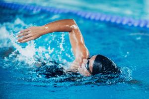 L’association est logique : la pratique régulière de l’exercice aérobie, c’est-à-dire d’un exercice d’intensité légère voire modérée, mais sur une période prolongée (endurance) c’est une meilleure condition physique et moins d’hospitalisations au cours de la vie (Visuel Adobe Stock 197317699)