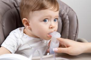 Les antibiotiques -ici précisément l'azithromycine- n'empêchent pas la respiration sifflante chez l’enfant hospitalisé pour une infection sévère par le virus respiratoire syncytial (VRS) (Visuel Adobe Stock 197658311)