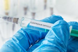 Pourquoi cette fréquence de récidive des infections à Clostridium Difficile ? 