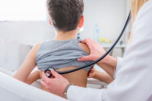 2 études établissent un nouveau lien entre l'exposition prénatale aux phtalates et la réduction de la fonction pulmonaire chez l'enfant.et une association entre l'exposition prénatale à un autre perturbateur endocrinien du groupe des phénols, la benzophénone-3 (BP3) (Visuel Adobe Stock 213956151)