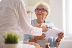 Les problèmes de communication entre les différents professionnels et les prestataires de santé peuvent fortement contribuer aux erreurs de gestion des traitements médicamenteux chez les personnes âgées.