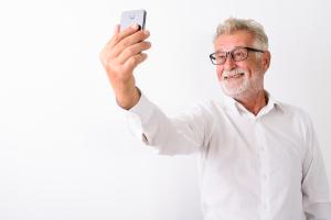 L'intelligence artificielle pour analyser les photos du visage à partir de simples selfies pourrait permettre au médecin de détecter, à distance, chez leurs patients, un risque élevé de maladie ocardiaque (Visuel Adobe Stock 229083381)