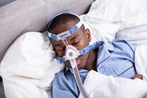 Utilisée pour traiter le syndrome d’apnée obstructive du sommeil (SAOS), la pression positive utilisée de manière précoce pour certains patients COVID-19 permet de sauver des vies (Visuel Adobe Stock 233807292)