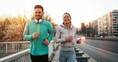 Pourquoi pratiquer l’exercice et consommer des fruits et légumes peut réellement rendre plus heureux ? (Visuel Adobe Stock 245150926)