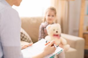 Oui, la dépression maternelle fait partie des facteurs de risque de suralimentation émotionnelle chez l’Enfant (Visuel Adobe Stock 257272743)