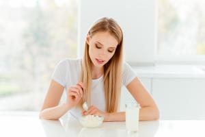 Un probiotique, Bifidobacterium lactis BB-12, protège en particulier, contre la diarrhée associée aux antibiotiques (Visuel Adobe Stock 259679488)