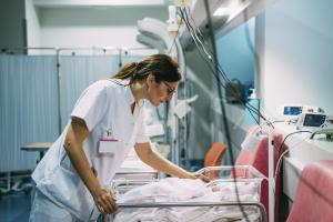 les bébés nés extrêmement tôt, entre 22 et 23 semaines, présentent le plus grand nombre de problèmes médicaux douloureux et subissent des procédures de soins intensifs douloureuses (Visuel Adobe Stock 260101974)