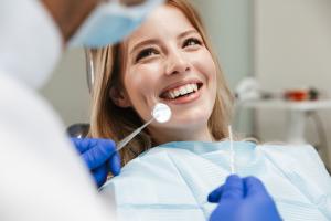 Comment la maladie parodontale « qui s’attaque » aux tissus mous peut-elle aboutir à la perte de dents ?  (Visuel Adobe Stock 264395936)