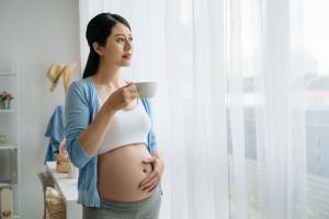 Des quantités modérées de caféine, durant la grossesse ne sont pas liées à des risques particuliers pour la santé maternelle (Adobe Stock 272630009) 