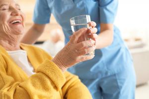 De nombreux patients et de nombreux aidants se posent la question : les traitements antibiotiques à l’âge avancé peuvent-ils favoriser un risque accru de démence ? (Visuel Adobe Stock 276025742)
