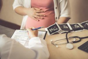 Faut-il traiter les troubles liés à l’usage d’opioïdes chez les femmes enceintes ? (Visuel Adobe Stock 282021121)