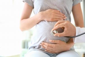 La grossesse pourrait réduire le risque de COVID long (Visuel Adobe Stock 288582282)