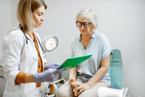 Si, après la ménopause, une femme sur 2 va souffrir de troubles uro-vulvo-vaginaux, 30 % ne verront pas de médecin ou de gynécologue et plus de 80 % ne seront pas traitées (Visuel Adobe Stock 293099954)