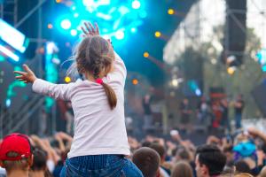 On savait que les bébés n’étaient pas insensibles à la musique, cette étude originale, menée à l’Université de Toronto (UT), révèle que les bébés adorent encore plus la musique live (Visuel Adobe Stock 293289487)