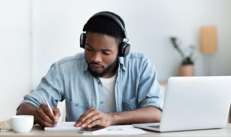 Des modifications drastiques de mode de vie, imposées par les mesures associées à la pandémie COVID entraînent des effets néfastes sur la santé physique aussi des étudiants (Visuel Adobe Stock 293567722)