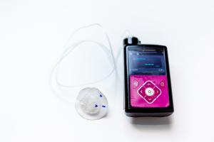 Le dispositif non invasif, sensible au centième de millimètre (10 micromètres), peut transmettre en temps réel et en wifi les données de mesure de la tumeur, à une application pour smartphone (Visuel Adobe Stock 298740498)