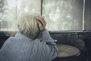 Comment la population et notamment les plus âgés font-ils face aux effets du COVID-19 sur la santé mentale ? (Visuel Adobe Stock 315682169)