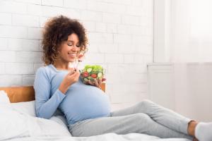 L'obésité infantile peut être liée au régime alimentaire malsain de la mère avant la grossesse (Visuel Adobe Stock 316842942). 