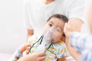 Contracter une infection respiratoire dans la petite enfance est associé à un risque plus élevé de mourir d'une maladie respiratoire à l'âge adulte (Visuel Adobe Stock 318611562)