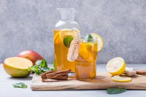 Déjà connu pour ses effets antidiabétiques, le thé Kombucha pourrait également être un allié naturel de la perte de poids (Visuel Adobe Stock 321631248)