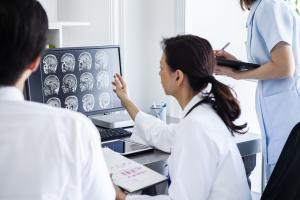 Au-delà du risque de démence, l’évaluation de l’âge cérébral apporte de nombreux indices sur la santé à long terme de la personne  (Visuel Adobe Stock 332837726)