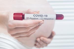 Dans l’ensemble, les études menées sur l’infection maternelle COVID durant la grossesse sont plutôt rassurantes (Visuel Adobe Stock 333803034)