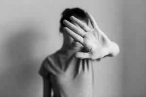 Cette étude dénonce la corrélation entre l'abus d'opioïdes et les violences conjugales (Visuel Adobe Stock 334527797)