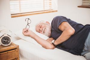 Chez la personne âgée, les siestes diurnes constituent un marqueur, on ne peut plus simple, aux aidants comme aux soignants, de risque de développement de la maladie d'Alzheimer et d'autres démences (Visuel Adobe Stock 336154070)