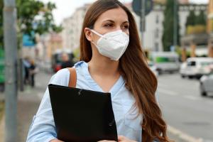 Les masques faciaux sont peu susceptibles de provoquer une surexposition au CO2, même chez les patients atteints d'une maladie pulmonaire (Visuel Adobe Stock 347373223)