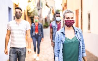 Le port du masque, la distanciation sociale et les tests de routine, 3 mesures qui combinées permettraient de prévenir 96% des infections possibles (Visuel Adobe Stock 357256537)