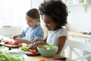 Le type de parentalité et l'encadrement parental influencent significativement le développement du comportement prosocial  et l'altruisme chez les nourrissons (Visuel Adobe Stock 357702690)