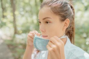 Une forte reprise des épidémies respiratoires « classiques » est possible, une fois les mesures barrières anti-COVID levées -dont notamment le port du masque- (Visuel Adobe Stock 374380848)