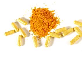 Le curcuma pourrait être aussi efficace pour traiter l'indigestion qu'un médicament indiqué, pour réduire l'excès d'acide gastrique (Visuel Adobe Stock 381444721)