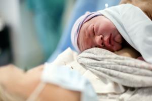 La pandémie est arrivée avec de nouveaux défis, pour les professionnels de la Santé de la Femme et de la Périnatalité aussi (Visuel Adobe Stock 394654854)