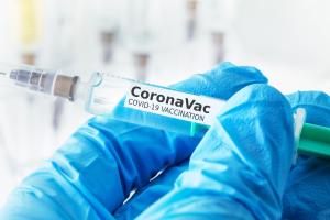 Ces données préliminaires d'un essai de phase III confirment le vaccin anti-COVID-19 développé en Chine, CoronaVac, à schéma à 2 doses, comme efficace à 83,5% contre le COVID-19 symptomatique. 