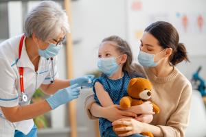 C’est l’une des conditions d’une couverture vaccinale suffisante : réduire la peur de l’aiguille et de la piqûre chez les enfants (Visuel Adobe Stock 404794325)