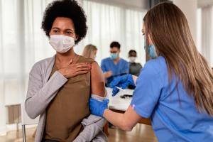 Parmi les variants en circulation, Delta mais aussi Delta Plus, qui, chez certains patients, semblent échapper à l’immunité induite par la vaccination (Visuel Adobe Stock 41307661).