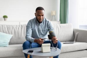 5 minutes d'exercice par jour permettent déjà de réduire la tension artérielle (Visuel Adobe Stock 413926567)