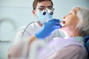 Cette étude dénonce l’absence, lors de la plupart des consultations dentaires et lors des soins dentaires de routine, de prise en compte des antécédents de santé mais surtout des traitements en cours (Visuel Adobe stock 420469440)