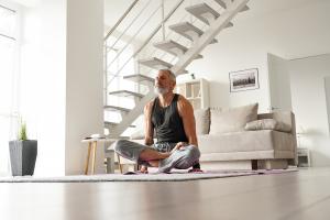 Le yoga, même pratiqué à domicile permet de réduire l'anxiété et d’améliorer la mémoire à court terme (Visuel Adobe Stock 431379488)