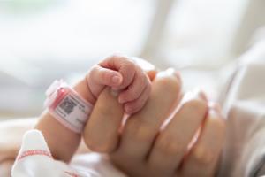 Détecter l'anxiété maternelle au cours des premier et troisième trimestres de la grossesse (Visuel Adobe Stock 431920443).