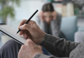Cette étude révèle comment la douleur et la peur affaiblissent l’emprise de l’esprit sur le corps et détruisent ainsi, le sentiment « d'appartenance de son corps » (Visuel Adobe Stock 441237402)