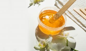 Depuis des millénaires, le miel est utilisé pour traiter certaines plaies, notamment les coupures et les brûlures (Visuel Adobe Stock 43490694)