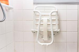 Une douche sécurisée change significativement le quotidien d’une personne âgée (Visuel Adobe stock 453826875)