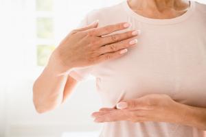 29 facteurs de risque sont identifiés comme associés à la morbidité pouvant toucher le bras, à la suite de traitements du cancer du sein (Visuel Adobe Stock 473151723)