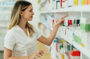 Quels sont les médicaments en vente libre, les plus efficaces contre les symptômes du COVID ? (Visuel Adobe Stock 481799296)