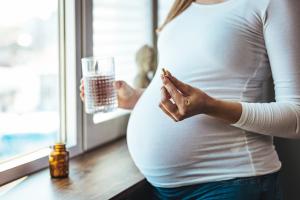 La question se pose donc des effets secondaires possibles de doses plus élevées d'acide folique pendant la grossesse (Visuel Adobe Stock 484189038)